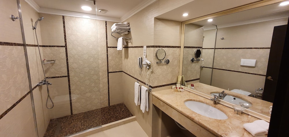 Walkable Downingtown Studio w/ Spacious Deck view 3