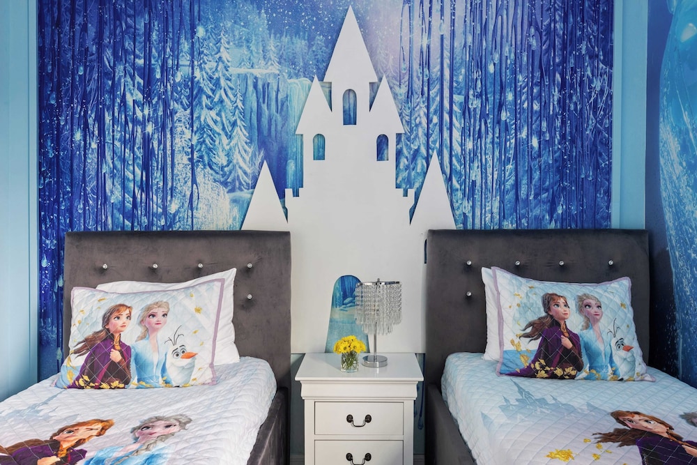 Sleeps 25! In Solara Resort, Near the Theme Parks Coconut Breeze by Avantstay