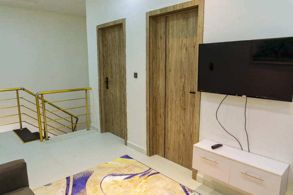 Immaculate 4-bed Apartment in Lekki view 3