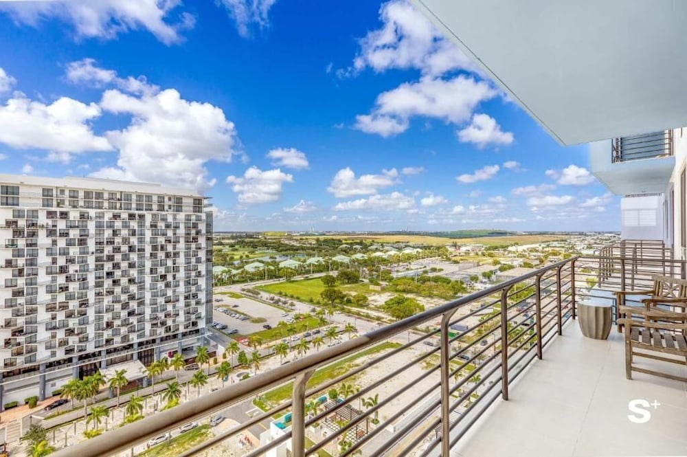 DTW Doral 2 BD Condo and Skyline Views