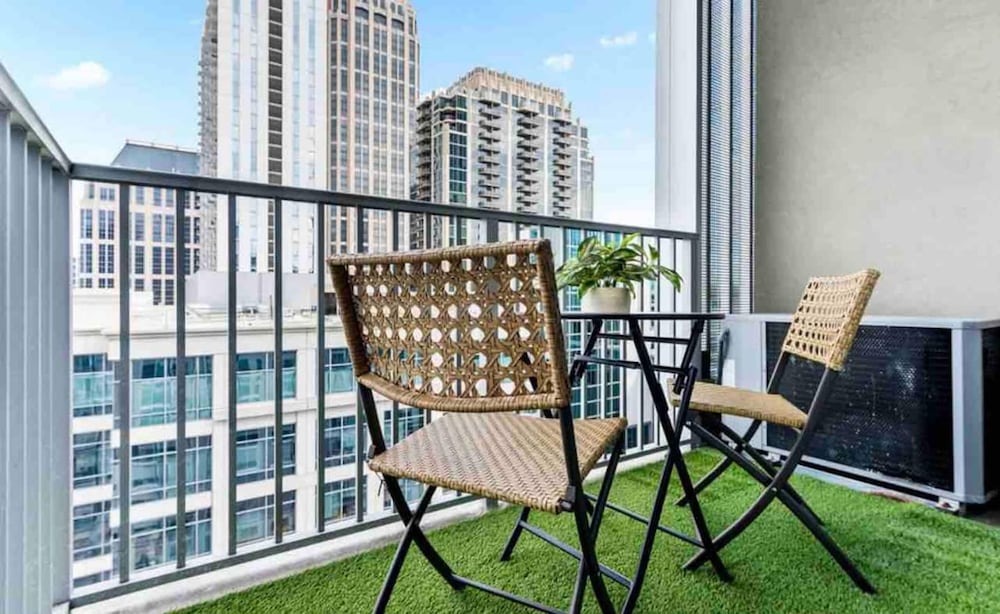 Luxury Midtown High Rise w Pool