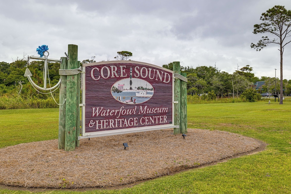 Harkers Island Getaway w/ Deck: Near Cape Lookout!