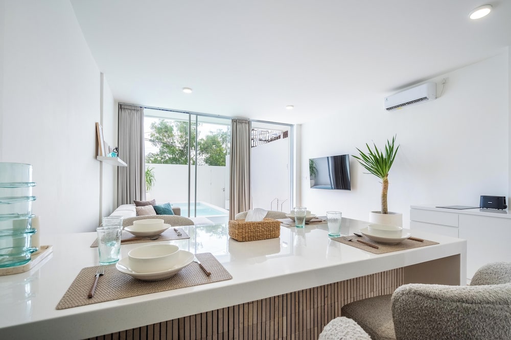 Dreamland Villa with Pool 3 min to Beach