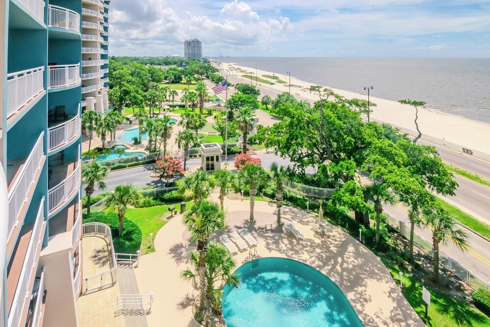 Relax in This Beautifully Cozy 2-bedroom, 2 Bathroom Condo. Sleeps 6!!