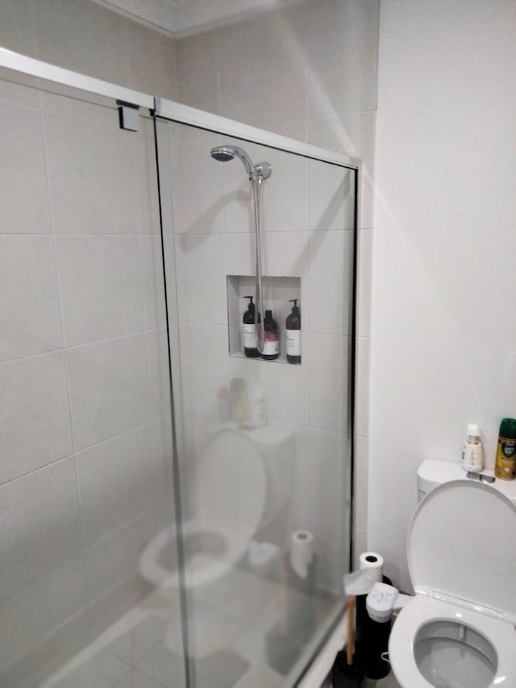 Modern & Cosey 4bedroom House Walk to Beach
