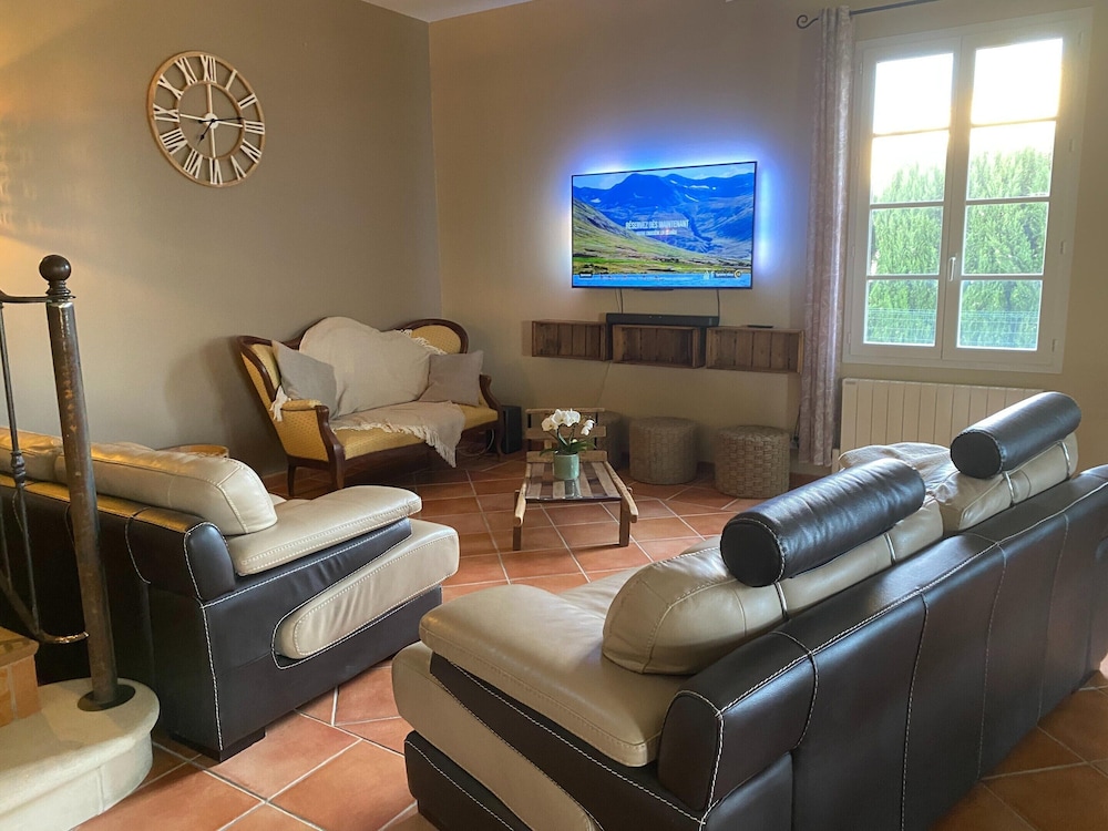 Farmhouse With Swimming Pool in Provence