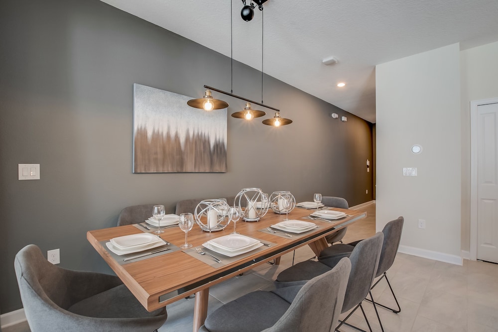 4 Bedroom Town Home with Pool - Image 3