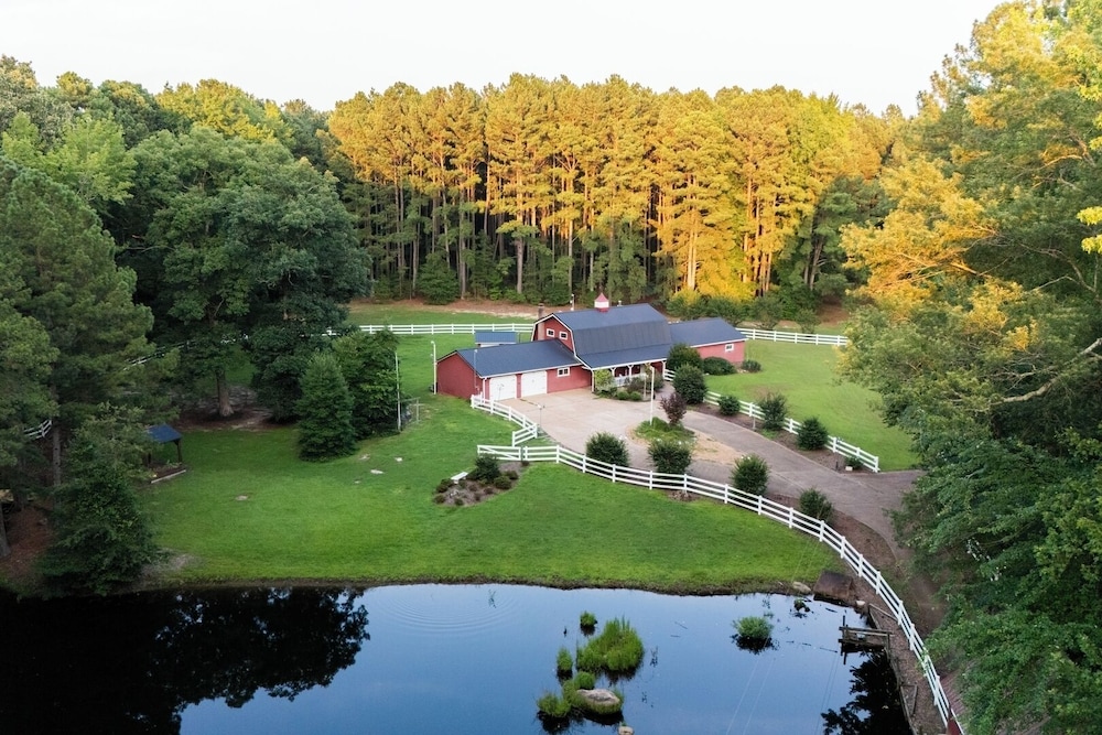 Pet-friendly 3BR Lake House Firepit & Pier