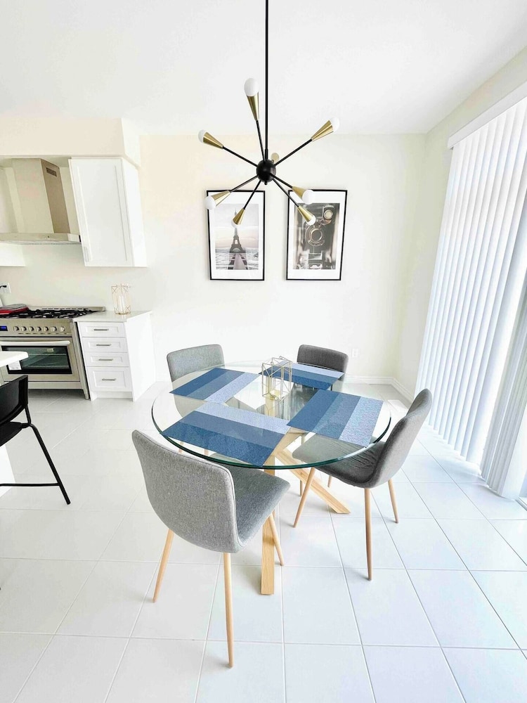 Brand New 5 Bedroom Home in West Niagara