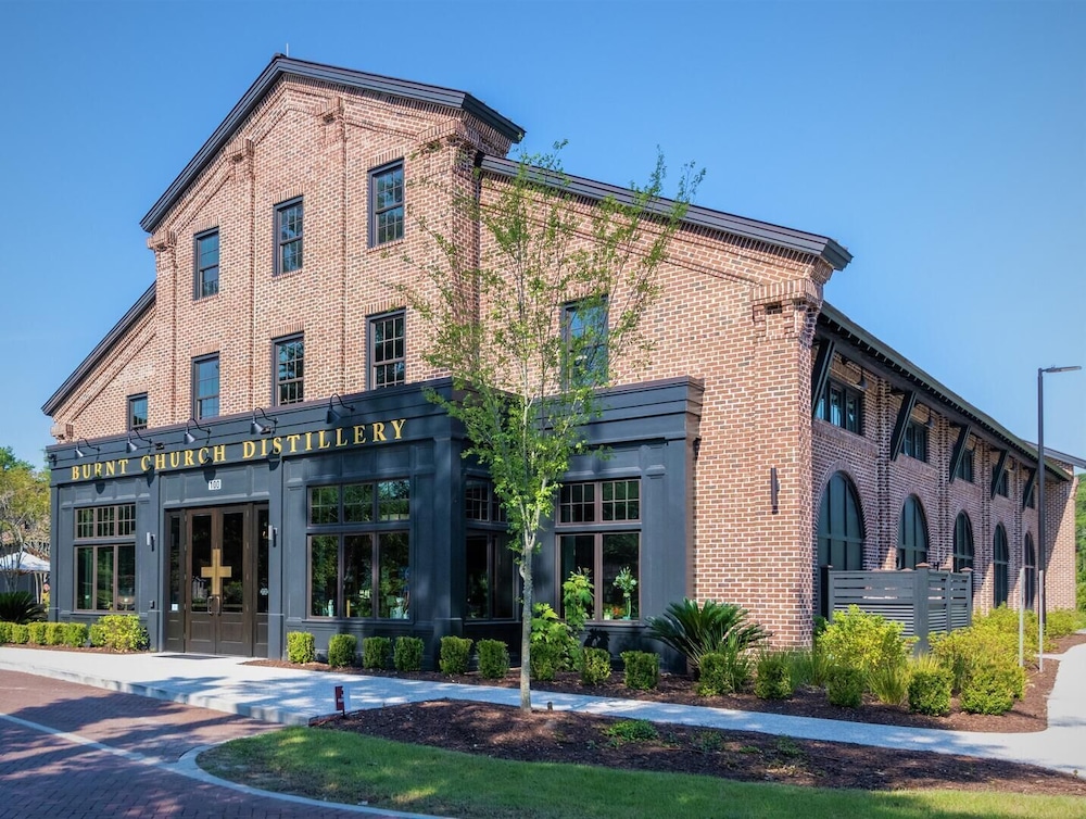 Coastal Quarters in Bluffton - Dog Friendly! Bluffton Park Lowcountry Charmer