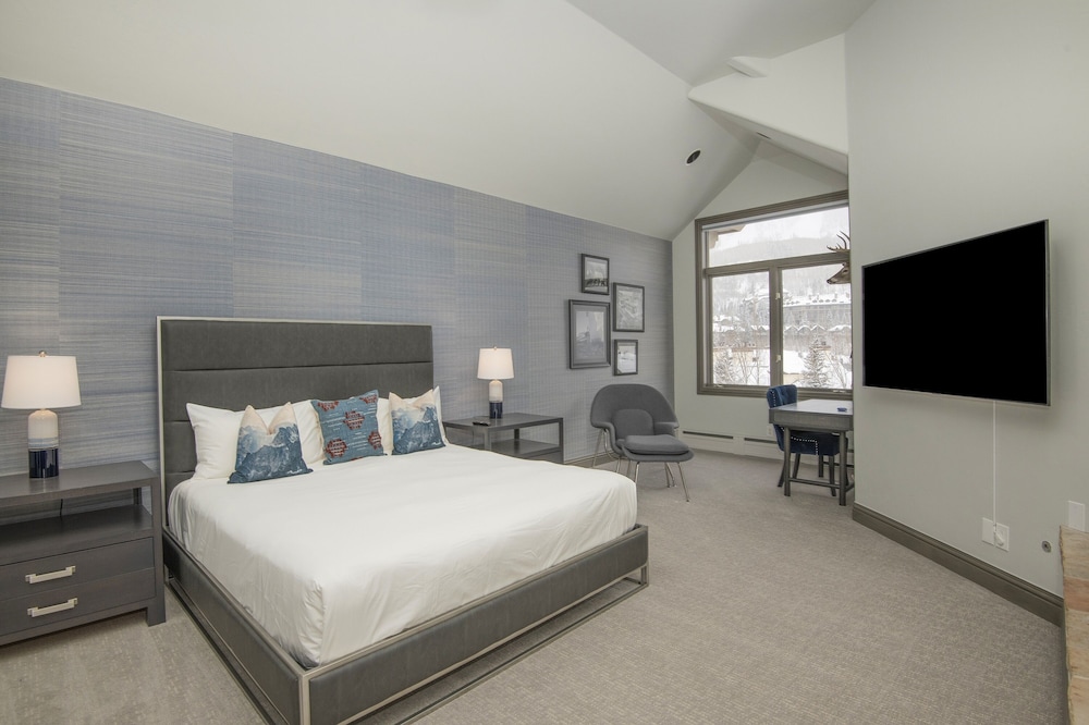 Ski In Ski Out Townhome in Rocky Mountain Access to Elkhorn Chairlift by RedAwning