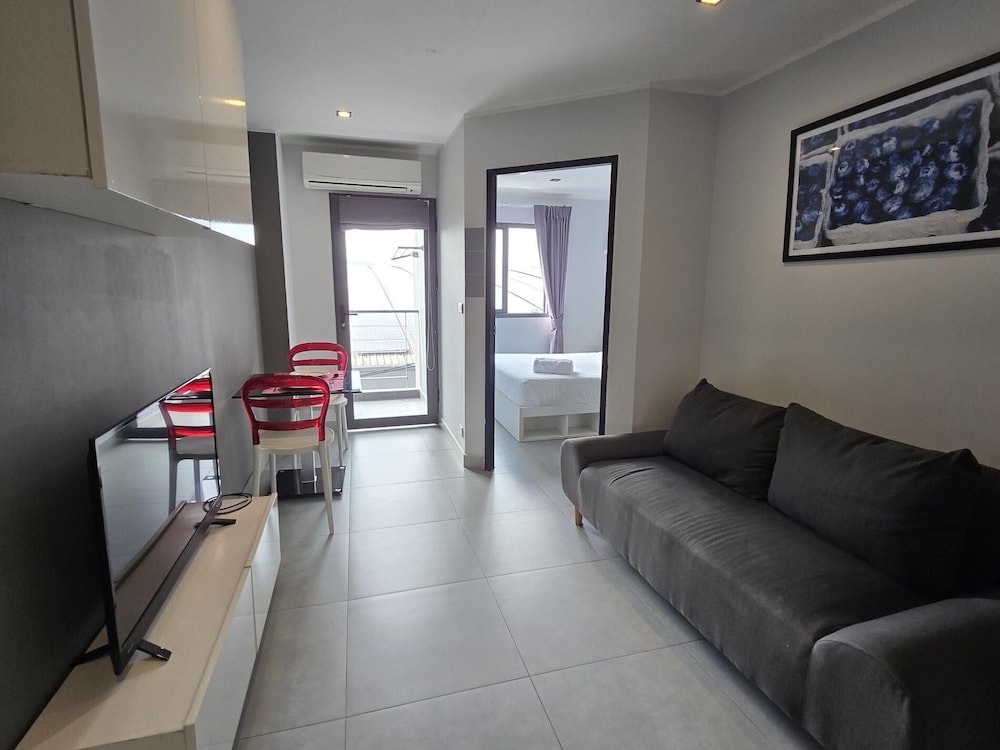 1 BR Condo in good location NV402