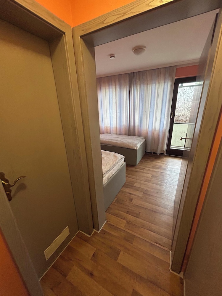 2-Rent Group Hostel Rooms AUB162
