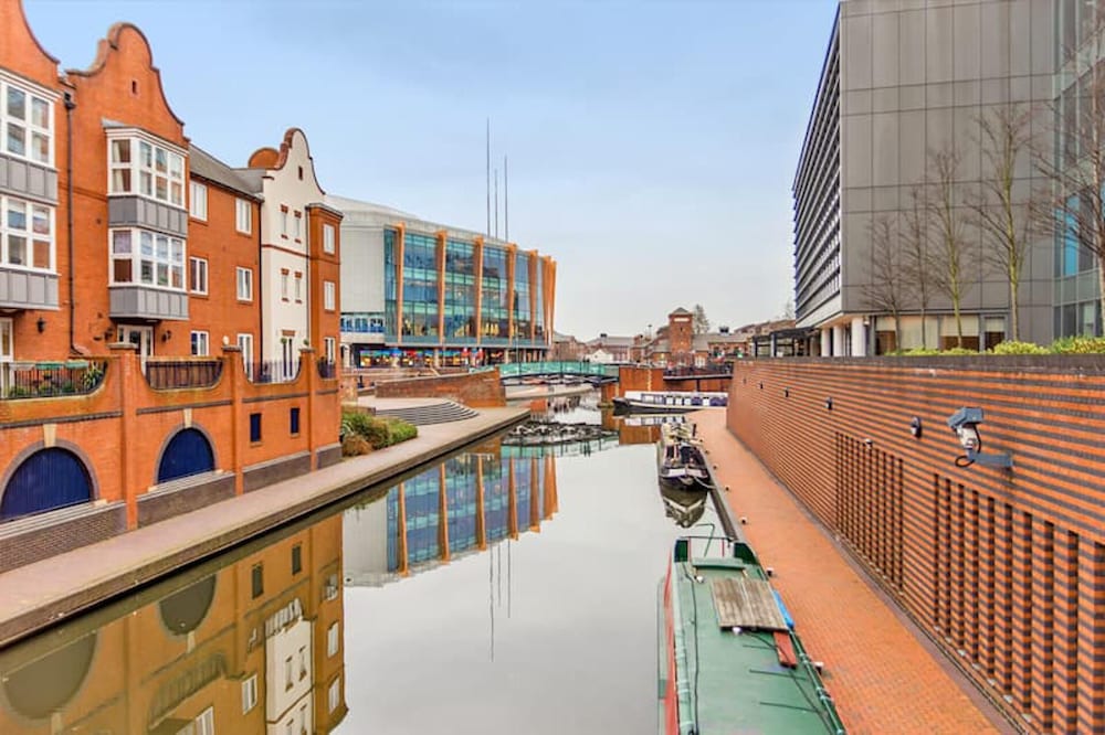 Luxury Apartment - Free Wi-fi & Parking NO Deposit