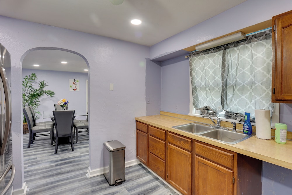 9 Mi to Hersheypark: Spacious Home w/ Deck