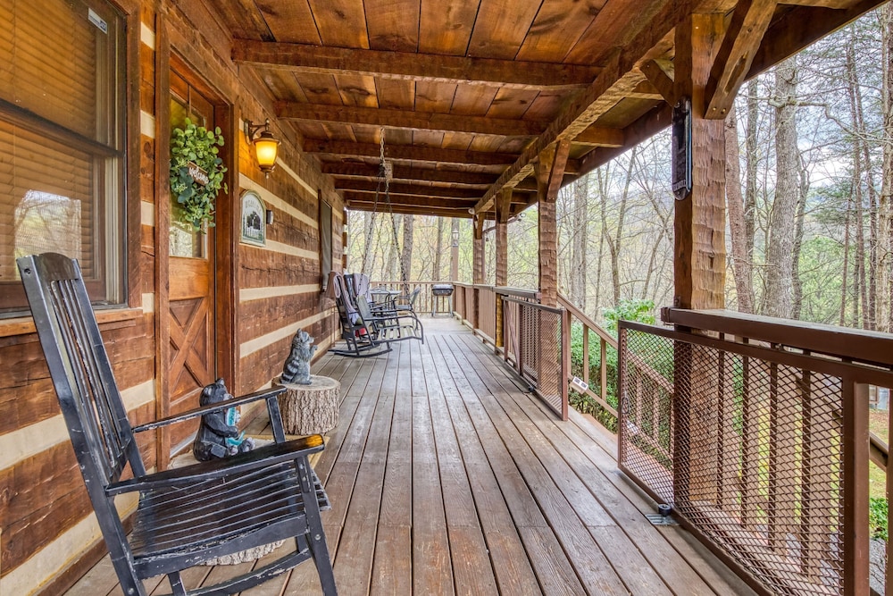 Fantastic Pet Friendly Cabin Hot Tub Fire Pit