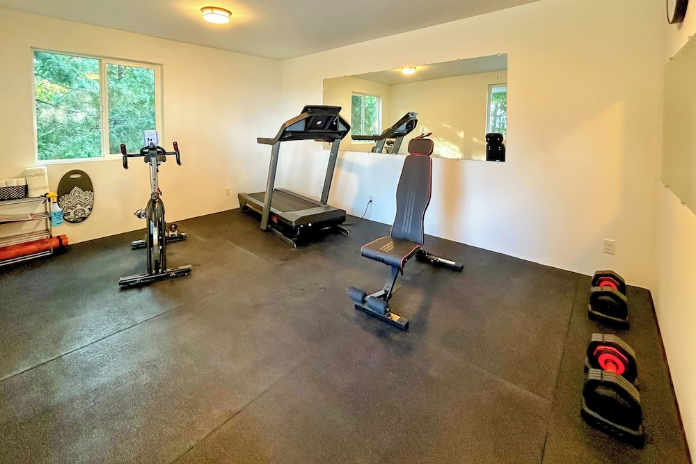 4 Mi to River: Umpqua Valley Villa w/ Fire Pit!
