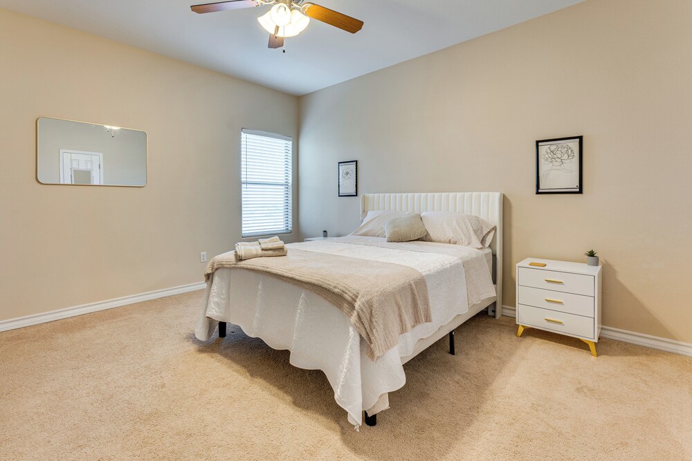 7 Mi to Lake Casa Blanca: Laredo Family Home!