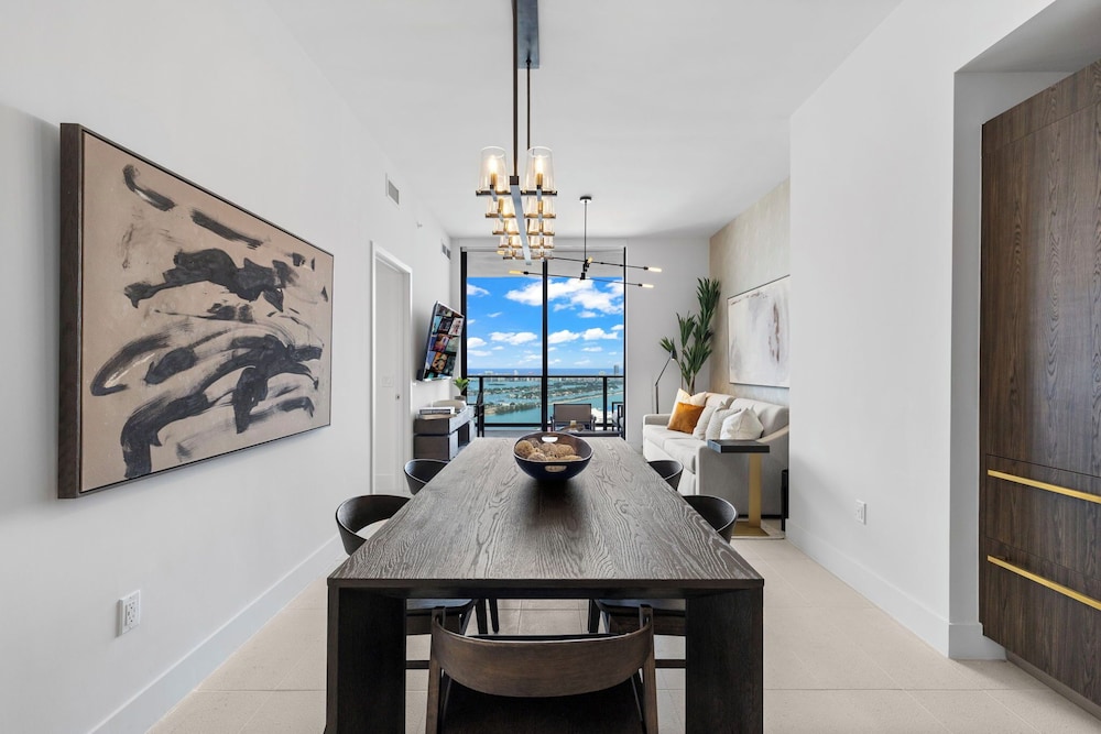 Lux Studio W City Views and Pool
