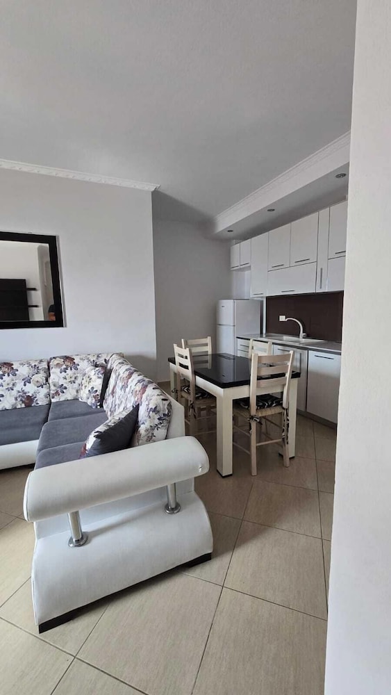 Tirent Apartment - Your Beach Home in Vlorë