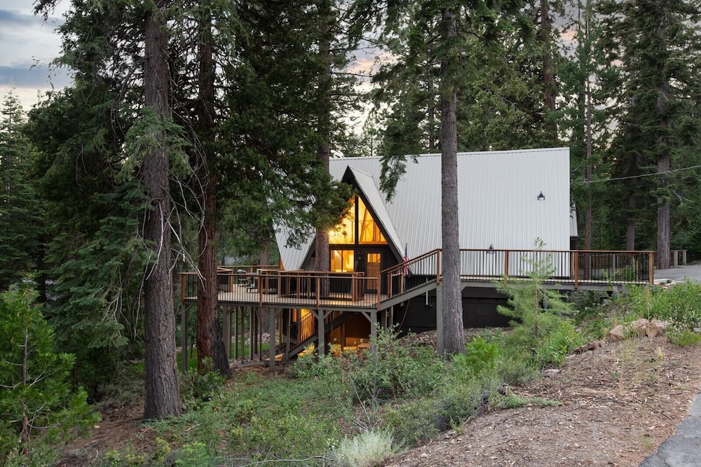 Timberline by Avantstay Stunning Chalet Cabin w/ Hot Tub, Pool Table Home Theater! - Property Image 3
