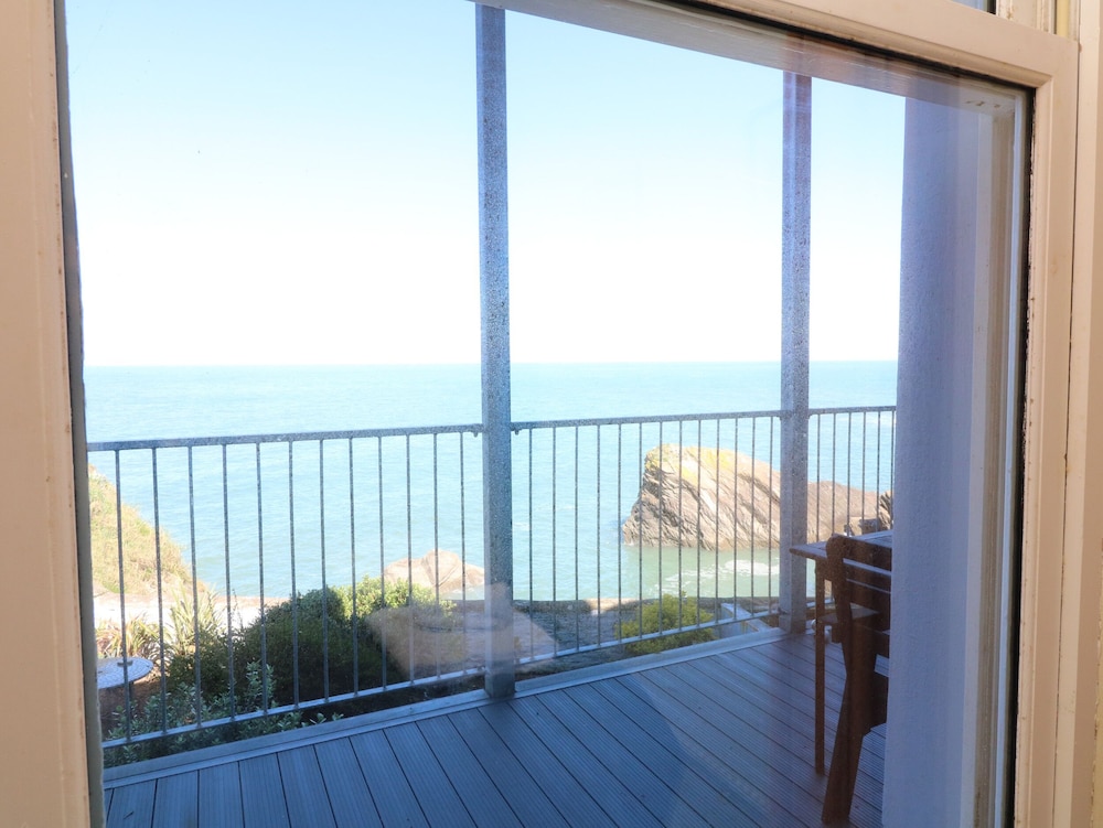 Val's Seaview