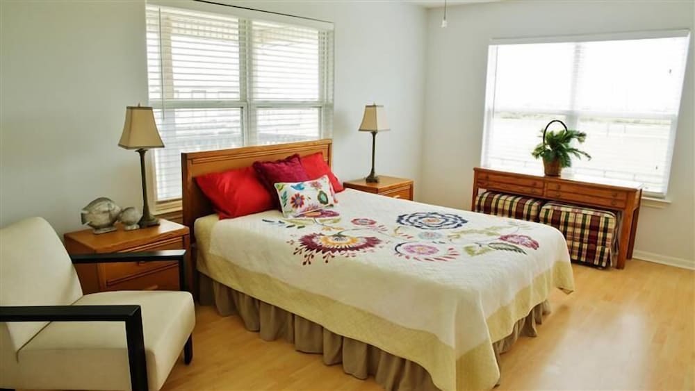 Spacious Retreat W/expansive Yard & Beach Access! view 4