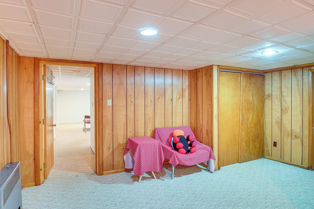 Pet-friendly Grove City Home w/ Lake on 19 Acres!