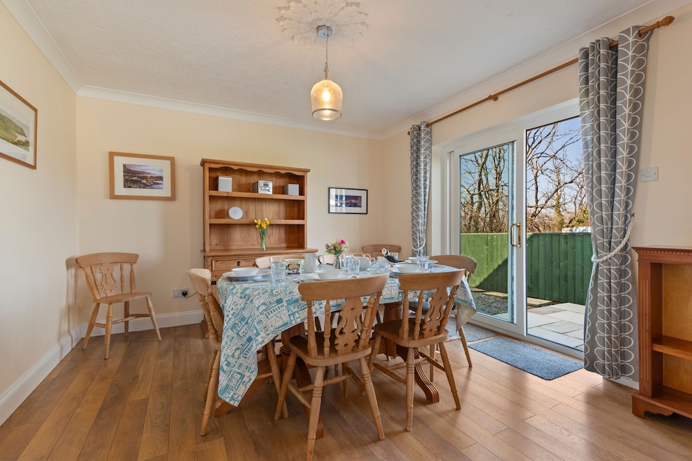 Honeyfield Lodge - Spacious Cottage Rural Views