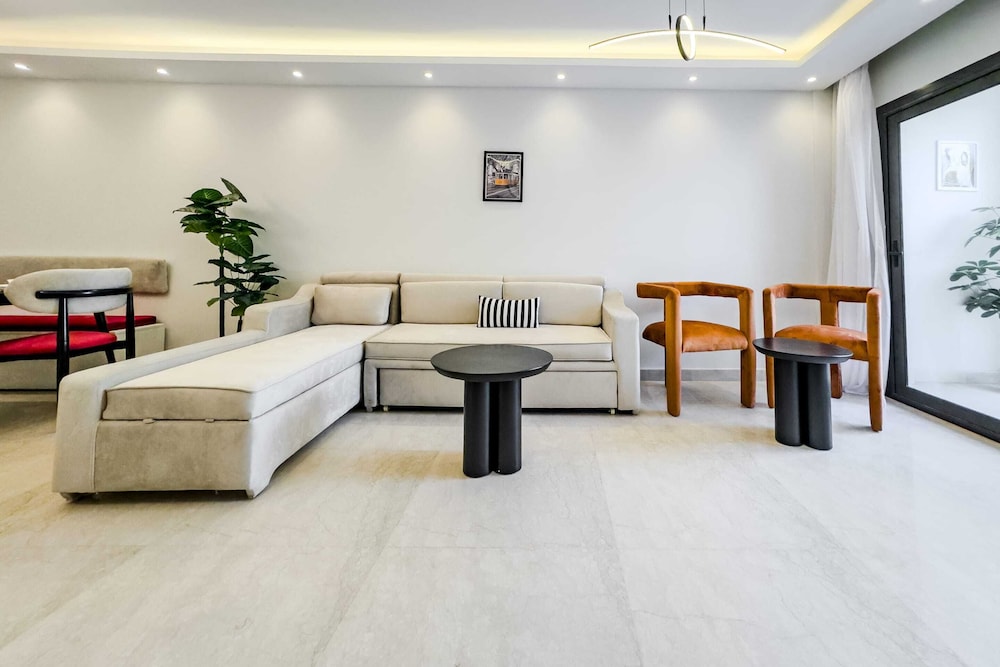 Ample & Artistic 2bdr Apt. 5 min to CAI Airport