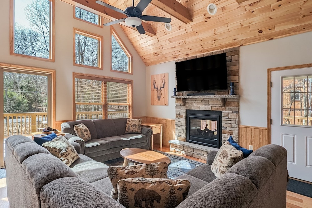 Bluejay Getaway by Avantstay Walk to Lake 7bdr Hot Tub Pool Table