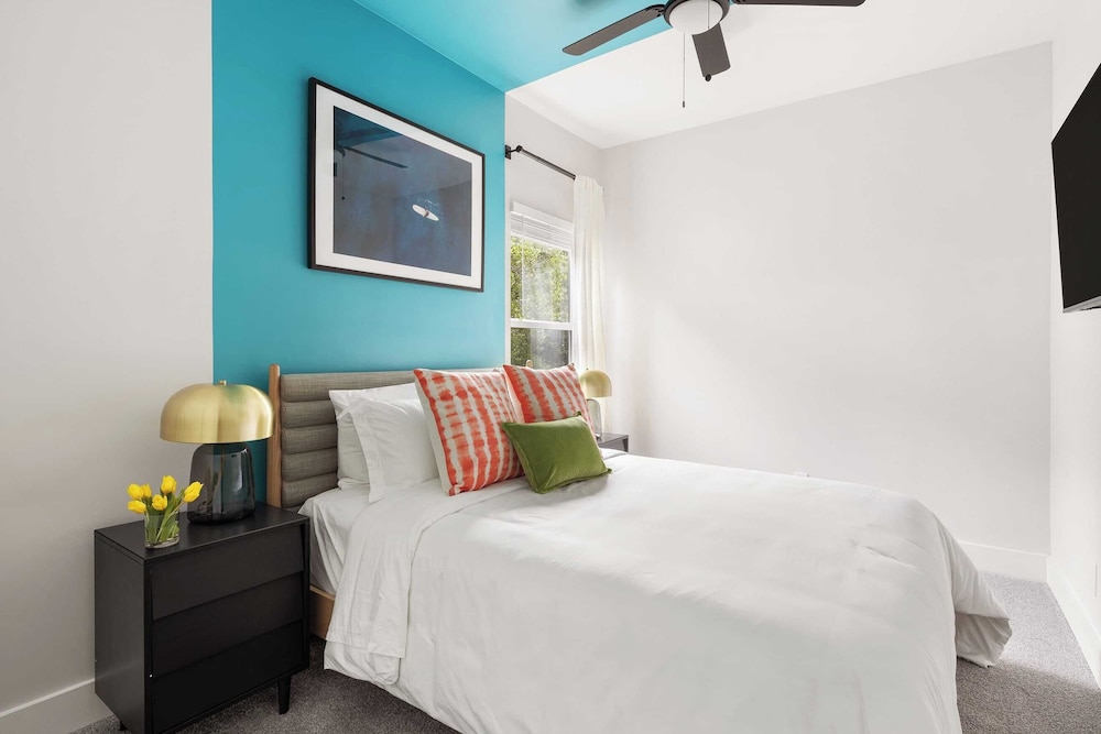 Sleeps 20! 2 Homes w/ Hot Tub, Putting Green, Bocce Golden Hour & Blue Hour
