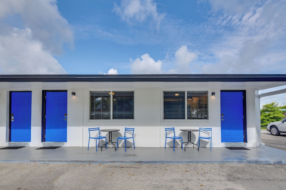 2 Mi to Ocean: Dog-friendly Hallandale Beach Condo view 2