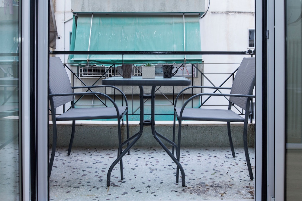Fresh Urban Apt with Balcony in Zografou