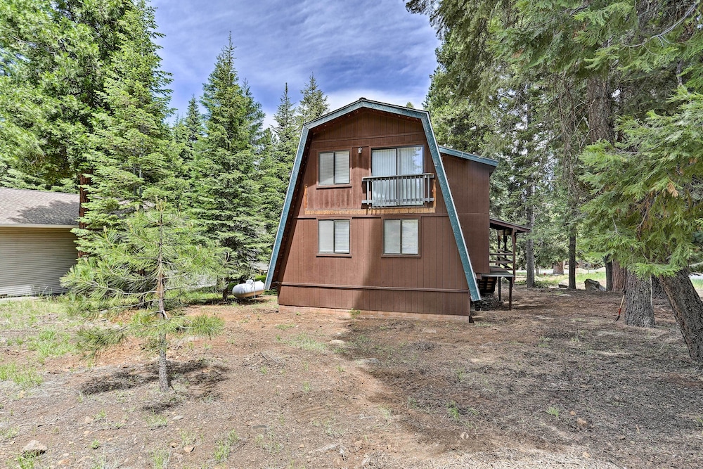 Chester Cabin w/ Deck - Walk to Lake + Golfing! view 4