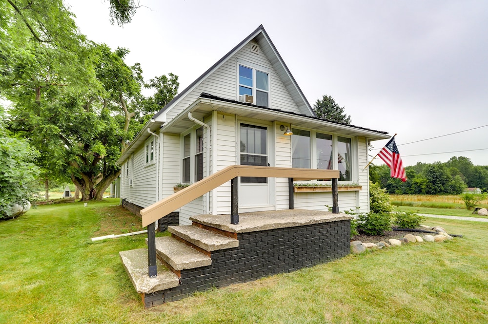 Peaceful Benton Harbor Getaway Near Lake Michigan!