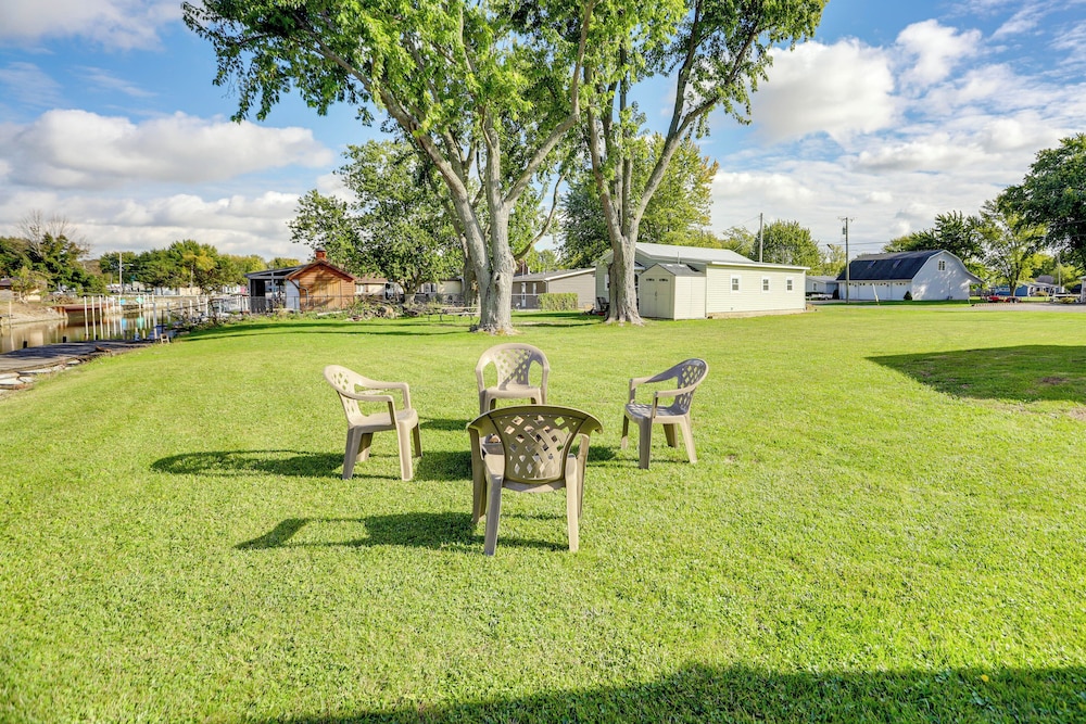 Walk to Lagoon Saloon! Chic Home on Nugent's Canal