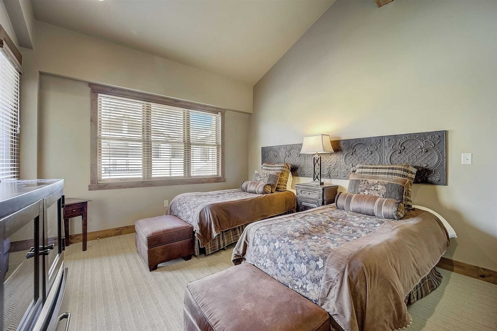 2 Condos Ski-in/ski-out at Deer Valley + Hot Tubs Mont Cervin by Avantstay