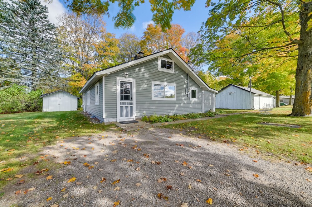 Cozy Harbor Springs Vacation Rental, 13 Mi to Town view 2