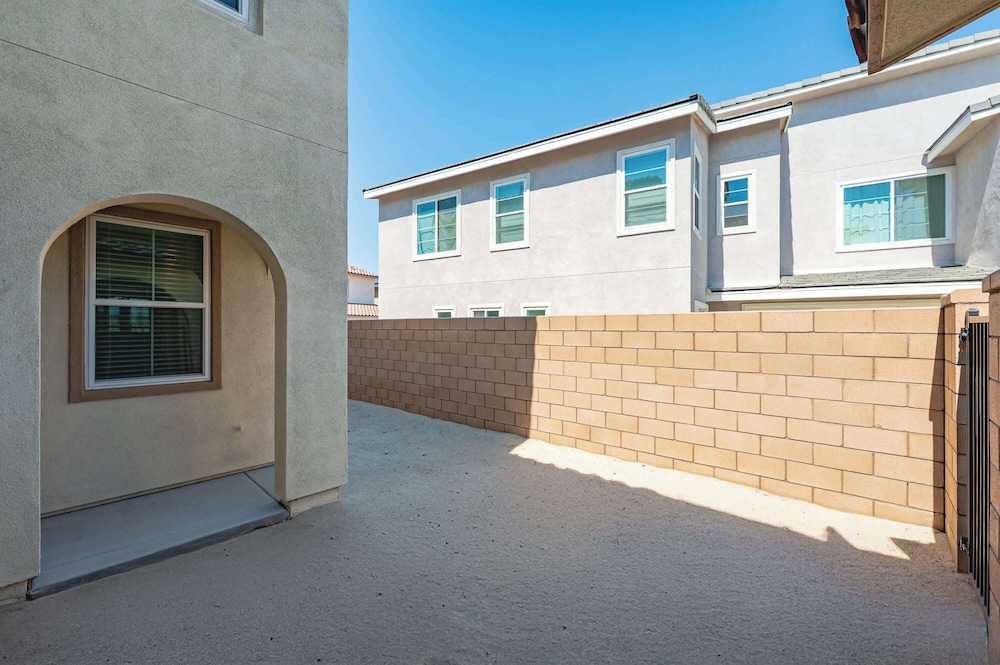 Stylish 3BR Oasis in Palm Desert Near El Paseo Zoo