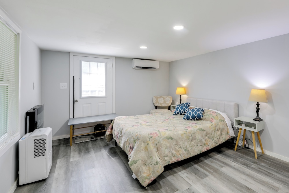 12 Mi to Dtwn Lewes & Beach: Delaware Home w/ Deck