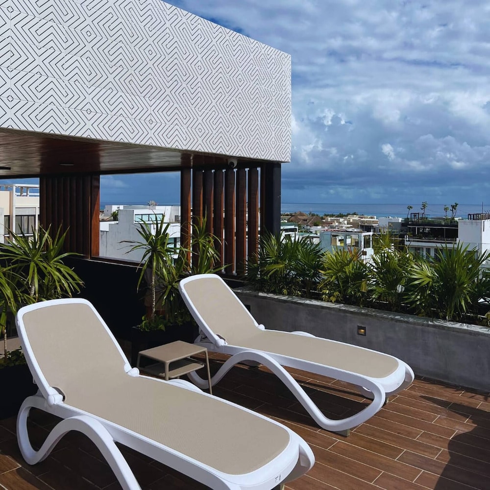 Super Cute Flat on 5th Ave in PdC Steps From Beach