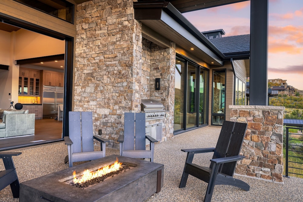 Reflection by Avantstay Sleeps 18 Lake Views Hot Tub Game Room