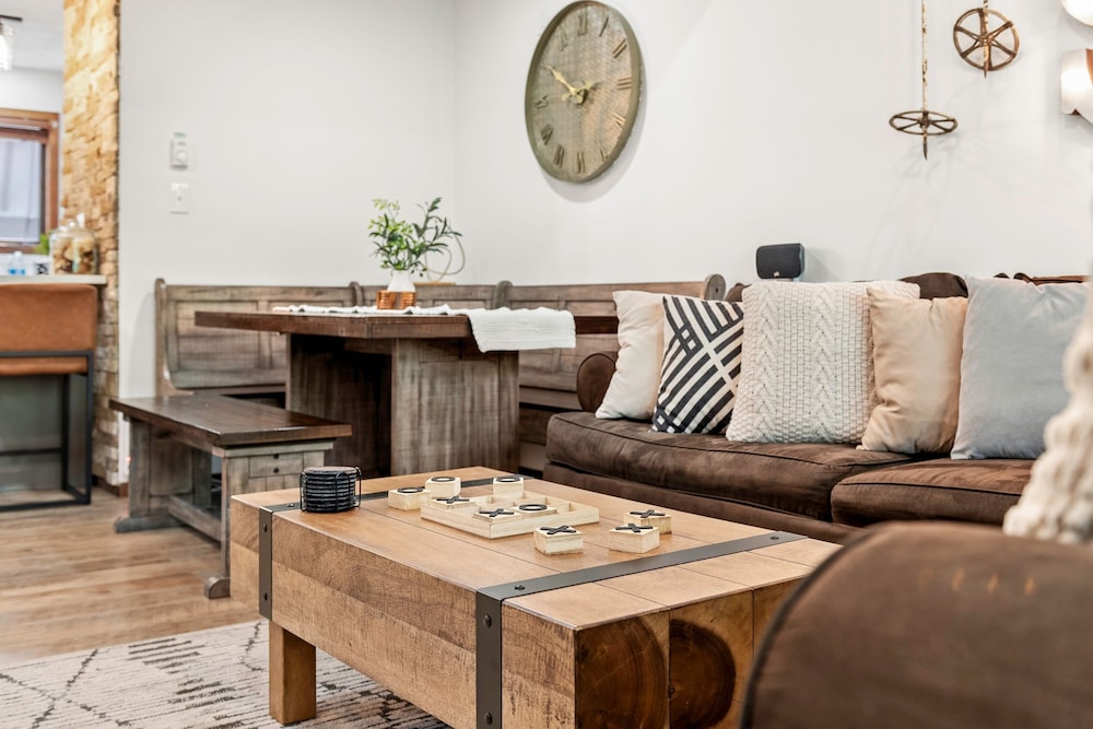 The Bear s Den by Avantstay Prime Location Renovated w Movie Game Room
