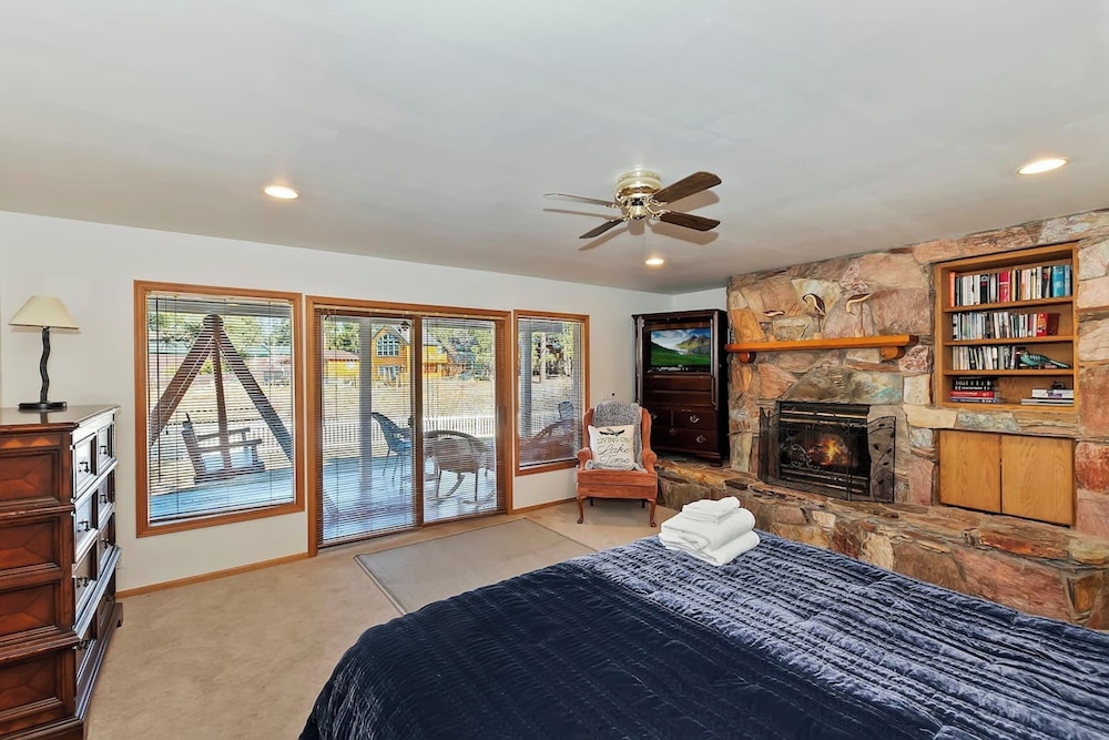 Lakefront Estate with Views and Hot tub