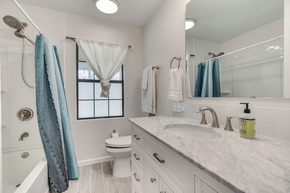 Charming Austin Home on 2 Acres: BBQ & Yard!