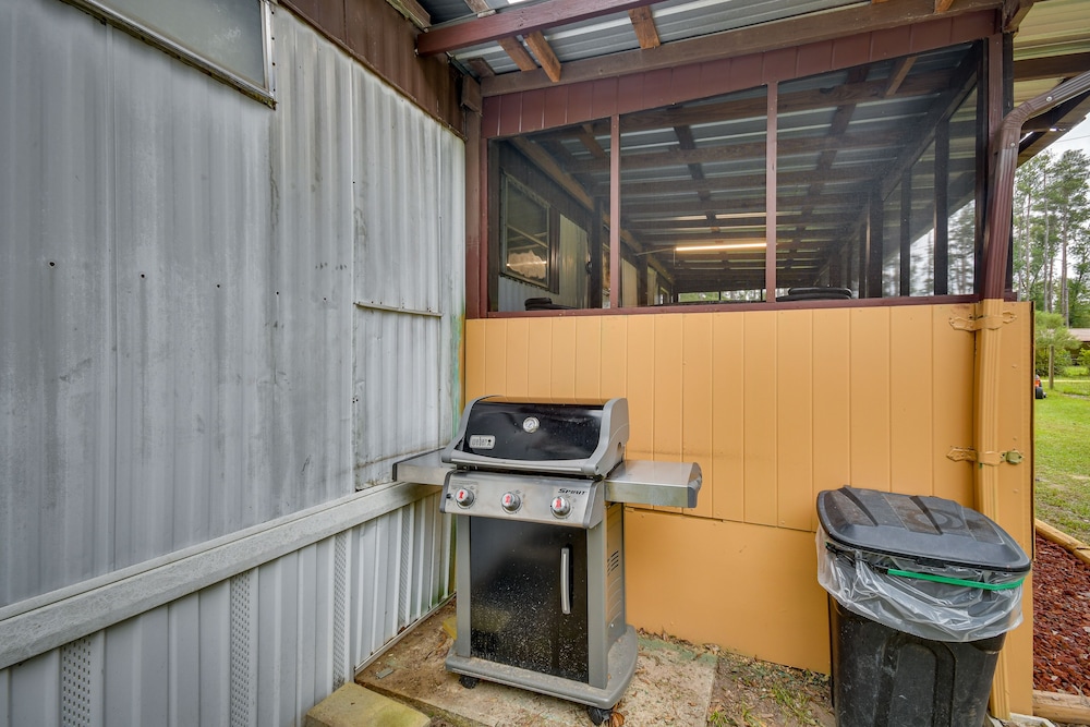 Eufaula Retreat: Community Pool & Screened Porch! view 3