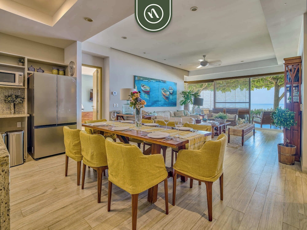 Luxury 4 BR Condo - Private Beachfront Deck With Pool