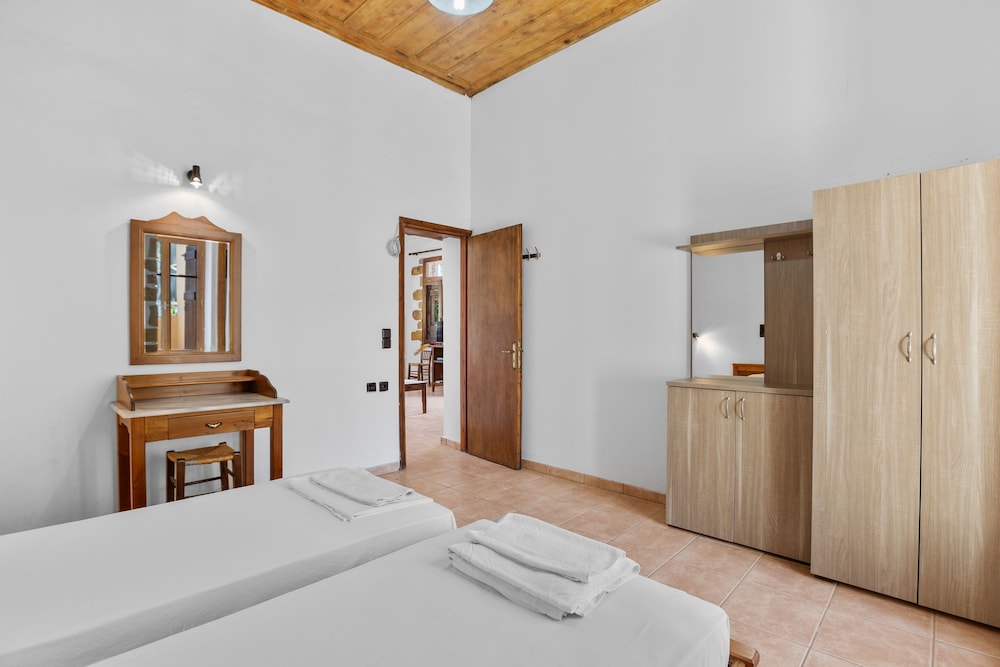 Countryside Apartment 2 With Shared Swimming Pool
