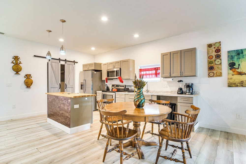 Close to Attractions: Tampa Retreat w/ Yard!